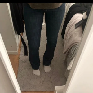 Mörkblå jeans - Snygga mörkblå flare jeans som ej kommer till användning💗