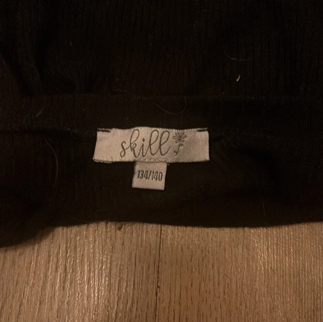 Svart klänning med randigt mönster från Skill - 91