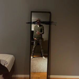 Mörkgrön halvzip - Säljer en stilren mörkgrön halfzip med struktur och dragkedja vid halsen. Perfekt för kyligare dagar och kan enkelt matchas med olika outfits       8/10 skick.Pris kan diskuteras