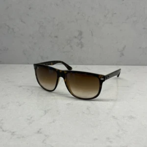 Rayban boyfriend  - Säljer nu dessa Rayban boyfriend skick 9/10 | Ingår box påse Pris 899kr