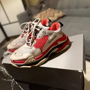 Balenciaga Triple S Red/White/Grey               Storlek 42  Kvitto finns även, pris 3900kr  Kan postas eller mötas i Karlskoga