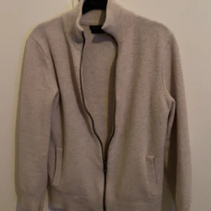  Massimo Dutti fullzip 100% kashmir - Massimo dutti full zip 100% kashmir, stolen s/m, pris 1000, jättefint skick,  hör av er:)
