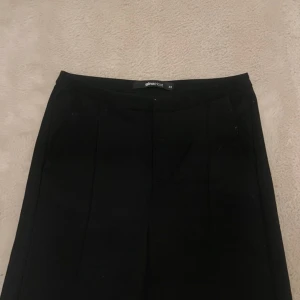 Kostymbyxor - Säljer dessa svarta kostymbyxor från Ginatricot pga försmå