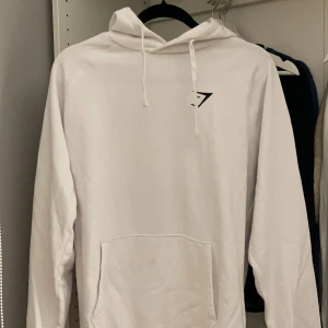 Gymshark hoodie - Säljer min jätte fina gymshark tränings hoodie då den är för stor för mig! Använd fåtal gånger och har lite sminkfläckar på insidan av halsen, inga andra defekter. Storlek M, pris kan diskuteras💗