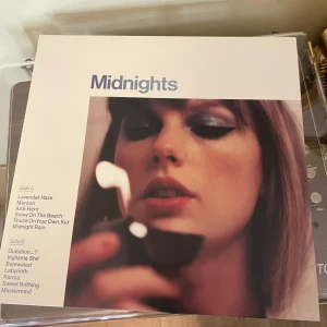 Midnights Taylor Swift Vinyl - Säljer denna vinylskivan som jag fick för något år sen! Endast spelat 1 gång. Jag är inte ett så stort fan av Taylor Swift så säljer vidare för att göra plats för andra skivor❤️Buda på!! Pris spelar inte jättestor roll för mig