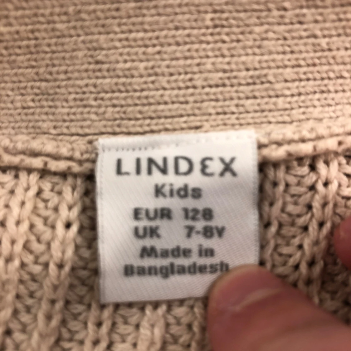 Beige stickad kofta med knappar - 93