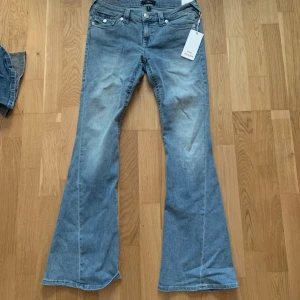 TRUE RELIGION LOW WAIST JEANS - Jättefina ljusblå low waist flare True Religion jeans. Endast provade, prislappen kvar! Jag är 160cm lång, dessa är dock för långa för mig☺️