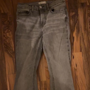 Grå Gina jeans - Snygga grå jeans från Gina. Inga defekter, skriv gärna för frågor😊