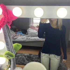 Mörkblå långärmad tröja från Å - Säljer en stilren mörkblå långärmad tröja från Å. Perfekt för en avslappnad look. Tröjan har en enkel design och är tillverkad i ett mjukt material.