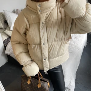 Puff vinter jacka 🤎🤎 - Super snygg och varm vinter jacka från nakd🤎🤎 har en liten defekt på bröstet men går troligtvis att få bort i tvätten eller att skrubba bort 🤎 (har inte försökt då jag inte använder den)  säljer även i svart! 