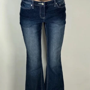Mörkblå bootcut jeans - Säljer dessa supersnygga midwaist utsvängda jeansen i storlek S. Fint skick, inga defekter. Midjemått: 38 cm Innerbenslängd: 77 cm 🩷