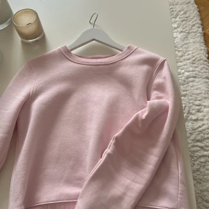 Rosa sweatshirt från Zara - Säljer denna fina sweatshirt från zara som är sparsamt använd, inga tecken på användning så är i nyskick! 🩷