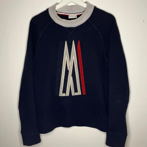 Moncler x Ami Paris - Hej! Säljer denna riktigt snygga Moncler x Ami Paris tröjan! Denna tröjan är ett sammarbete mellan Moncler och Ami Paris! Modell: Maglia Girocollo. Sällsynt tröja. Tröjan är tjockt fint stickad i en marinblå färg kombinerat med en vit och röd färg som representerar dess märke och ursprungsland 🇫🇷 Modellen på bilden är 180cm och väger 67kg. Storlek M. Nypriset ligger på 7200kr och mitt pris är endast 1400kr! (Är diskuterbart) 100% äkta vilket jag står för! Mvh DC 🔹