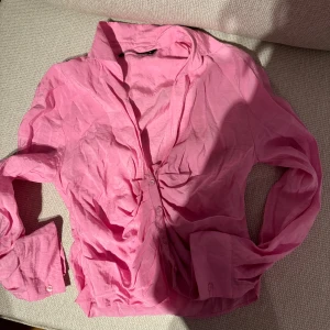 Rosa skjorta   - Snygg rosa blus med knappar framtill. Från zara, använd en gång. 