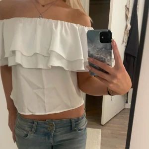 Offshoulder topp med volang - Säljer helt slutsålda volang toppen från Gina tricot. Ändats använd 1 gång. Nypris 360kr.💞