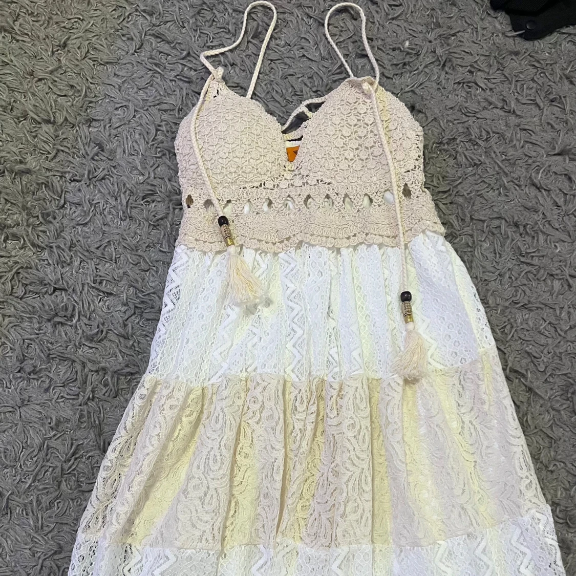 Beige och vit klänning med spetsdetaljer