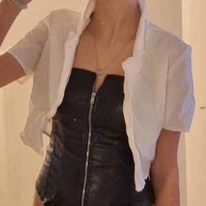 Vit bolerotopp - En vit kortärmad bolerotopp. Perfekt till alla looks och är i storlek XXS