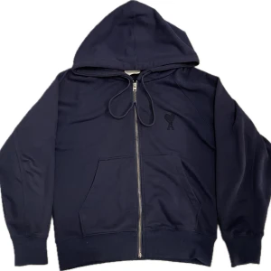 Ami Paris fullzip - Skön marinblå fullzip från ami Paris, priset kan diskuteras eftersom jag inte har kvar tags. DET SKA SE UT SOM DE GÖR PÅ LOGGAN MED VIT. Kom gärna dm för fler bilder!💁‍♂️👍