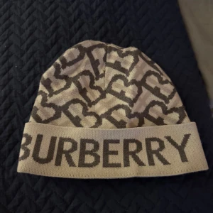 Burberry mössa - Riktigt bra kvalle på denna, samt som ny. Tags finns kvar. Bara o hojta! (INT3 ÄKT4!!)