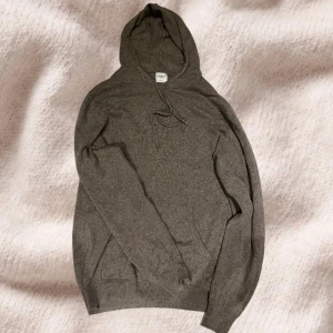 John Henric Hoodie - Säljer denna fina Cashmere hoodie i strlk XL men passar bättre som en L | själv använder jag alla mina kläder i M o den passar men lite stor | Lite defekter som ni ser på bilderna då den är syd vid luva, axel och Handelden | skriv vid intresse elelr frågor!