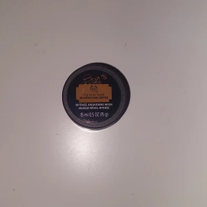 Nicaraguan Coffee Intense Awakening Mask - En intensiv uppvaknande mask från The Body Shop med doft av nicaraguanskt kaffe. Förpackningen innehåller 15 ml av produkten. Perfekt för att pigga upp trötta ögon och ge en fräsch känsla.