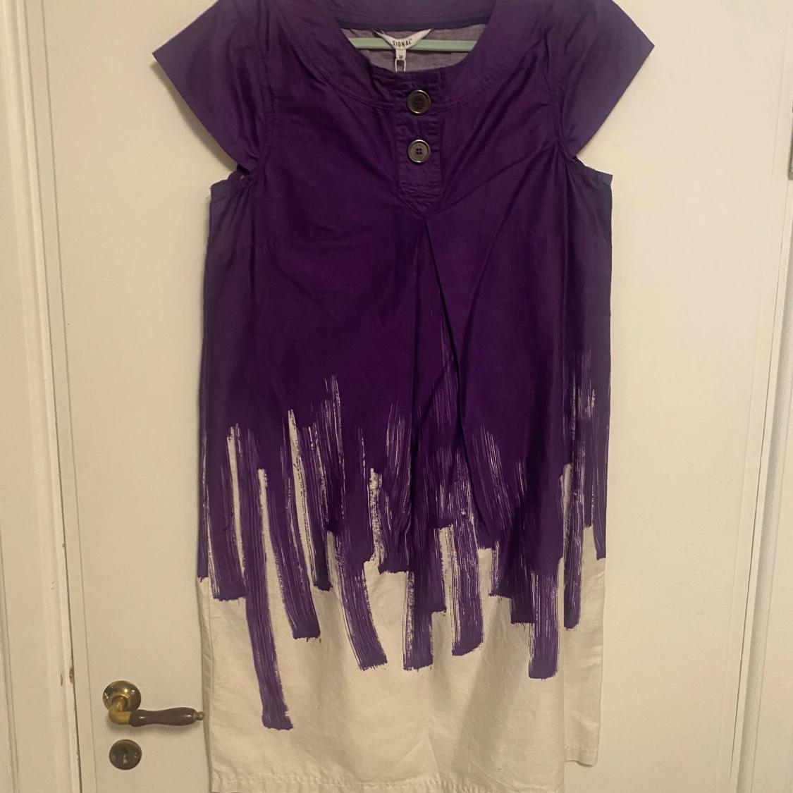 Lila och vit klänning från Signal