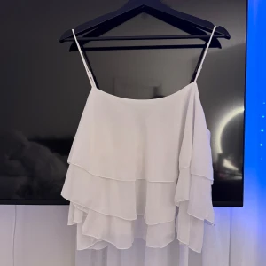 Volang topp - Ny oanvänd, köpt större storlek då jag ville att den skulle se fluffigare ut banden går att göra mycket små - stora denna är använd vid ett tillfälle