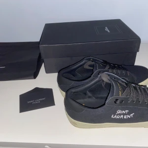 Saint Laurent skor - Helt nya, använda 1 gång, box och allt på bilden medföljer. Nytt skick, dustbag och  YSL kort medföljer. 