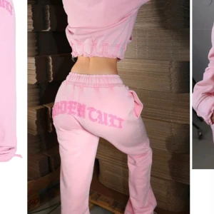 Rosa mjukisbyxor med tryck och tröja med tryck - Snygga rosa mjukisbyxor med elastisk midja och tryck på baksidan. Tröjan är kortare med stor luva samt zip-up och tryck Råkade köpa i fel färg och storlek, men då var det för sent att returnera. Allt är helt oanvänt med alla lappar, påsen osv helt oöppnat. Nypris 1229kr. Du får både hoodie och byxor med💗