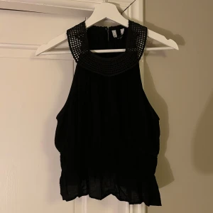 Svart topp  - Svart topp från zara i stl M 