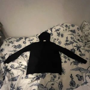 Marin blå kashmir hoodie från Sayless - Säljer en stilren marin blå kashmir hoodie från Sayless. Perfekt för en avslappnad look med sin klassiska design och bekväma passform. Den har långa ärmar och en praktisk huva.