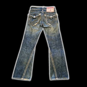 FLARED TRUE RELIGION JEANS - Sjukt feta flared trueys!! Fat stitch och flaps. Prima skick och perfekt passform. L34 W28. Bara att skriva vid intresse :)