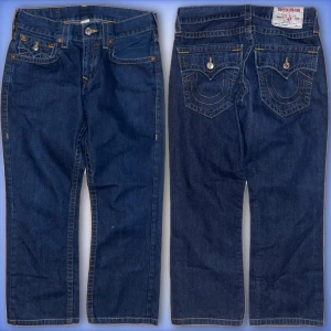 True religion Jeans - Ett par fina straight True religion jeans i ett fint skick! För endast 199kr! (Dem är uppsydda) Hör av dig ifall du har fler frågor!💙