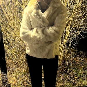 Vit/beige pälsjacka - Säljer en fluffig och stilren vit/beige pälsjacka med lång ärm. Färgen är lik den färg som visas på sista bilden. Perfekt för att hålla sig varm och trendig under halvkyliga dagar. Jackan har en klassisk design som passar till många olika outfits. Jackan är från Cappuccini i stl 38 men passar både S & M ev även en mindre L beroende på hur oversized man vill att den ska sitta. Den gick upp lite i ena armen men det är ihop sytt och fixat. Priset kan diskuteras. 