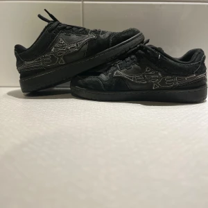 Vicinity skor - Ett par snygga vicinity skor i storleken 43. Ganska slitna men därför säljs för bra pris!                       Ny pris 2299kr 