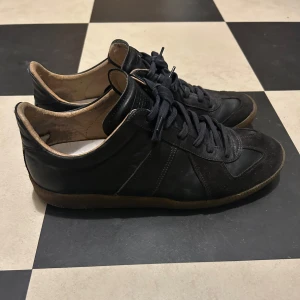 Maison Margiela gats - Ett par maison margiela gats, använda men finns väldigt mycket liv kvar. Äldre ovanlig modell. Köpta på Vestiaire. Passar större storlekar. Ingen box dessvärre. Priset kan diskuteras