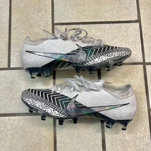 Nike Mercurial Vapor 13 Elite AG - Nike mercurial Vapor 13 elite ag i sjukt bra skick. Jag köpte dom helt nya och har bara använt dom en gång. Storlek 42