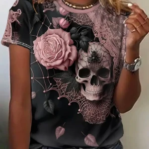 Rockig kortärmad top i stretchigt material! - Snygg, rockig, kortärmad top med dödskalle-motiv i storlek XXL. Den är följsam och stretchig och oanvänd eftersom den är för stor för mig. Normal i storleken. 