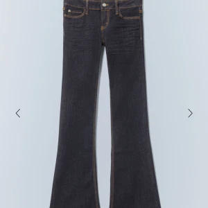 Weekday jeans - Cheap Monday, Använd ca 4 gnr, inga defekter, storlek 27/30, low waist bootcut
