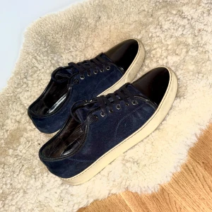 Marinblåa Lanvins  - Tjena! Säljer nu dessa skit feta Lanvins i jätte bra skick, skorna har inga defekter och är väl skötta. Skorna rengörs och mockaborste används innan leverans ifall det önskas! Priset kan sänkas vid snabb affär😀 vid fundering skriv på dm😊👍