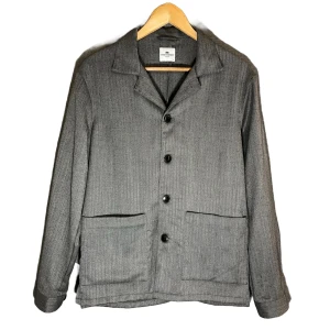 John Henric Overshirt Grå - John Henric Overshirt - Storlek S Säljer en helt ny och oanvänd overshirt från John Henric i storlek S 🧥 .Tags finns kvar och extra knappar ingår om så önskas. Stilren grå design som passar perfekt till både vardag och fest. ✨️