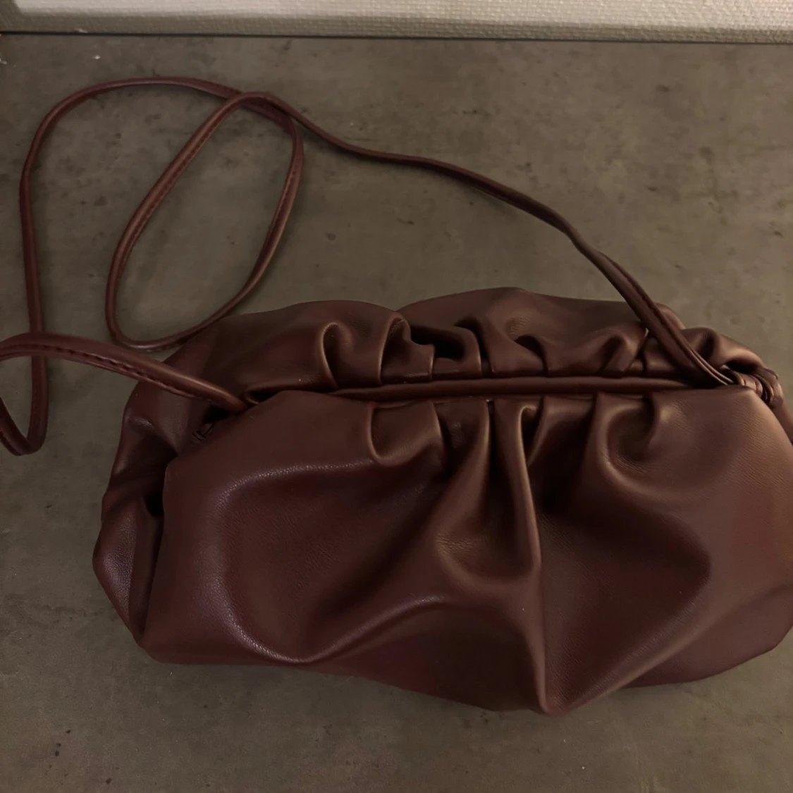 Vinröd axelremsväska - 91