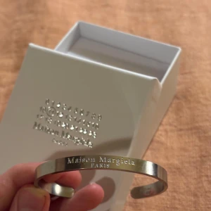 Ett till ett Maison Margiela Armband - Fick av en polare för några månader sedan. Inga tecken på användning. ⭐️Hör av er vid frågor! 