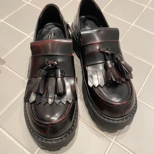 Svarta loafers med tofsar från Vagabond - Överdel: 100% koskinn Övre foder: textil: 100% grs återvunnen polyester Innersula: 100% getskinn läder: kromfri garvad Yttersula: termoplastiskt gummi Skaftvidd: 0 cm Klackhöjd: 4.5 cm