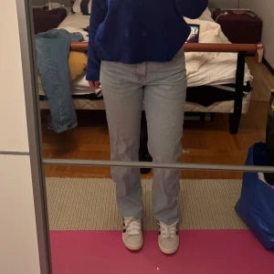 Ljusblå jeans - Säljer ett par ljusblå jeans med hög midja och rak passform. Perfekta för en avslappnad stil. De har klassiska fem fickor och en dragkedja med knapp framtill.