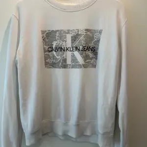 Calvin klein sweatshirt i fint skick, storlek M. Frakt tillkommer. 