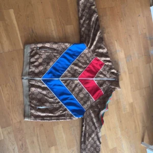 Gucci kofta - Denna vara är en mycket speciell samt sällsyn Gucci kofta som inte säljs längre. Den köptes 4 år sedan och jag bara använts en gång och därefter lagt den i garderoben. Jag vill sälja denna fina vara eftersom jag knappt använt den. 15000kr grundpris.