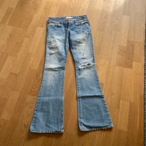 Snygga jeans - De snyggaste lågmidjade jeansen!!!  Köpt för 600kr, ser ingen storlek i jeansen men skulle uppskatta att det är en xs!