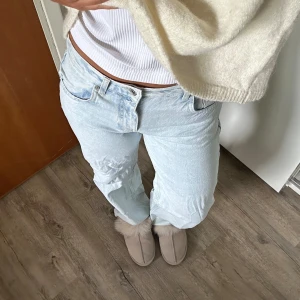 vida jeans - fina lågmidjade vida jeans från mango🤍