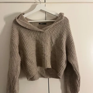 Beige stickad tröja från Gina Tricot  - Använd fåtal gånger då den inte passar mig. Väldigt fräsch. Storlek xs men passar också s.